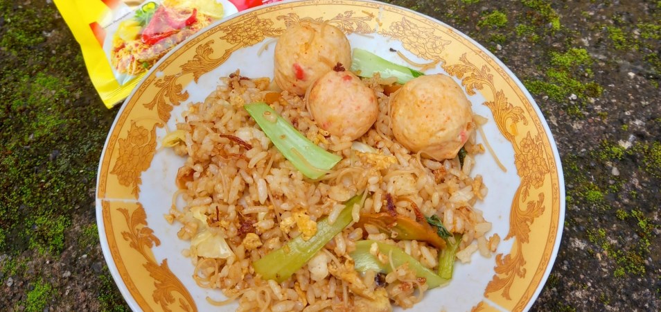 Nasi Goreng Bakso Pakcoy Bumbu Ebi