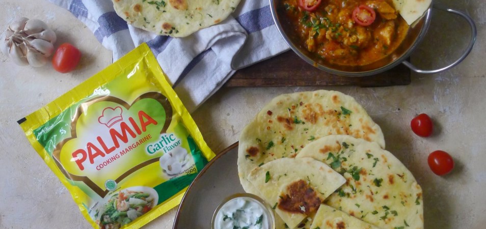 Cheese Garlic Naan with Yogurt Chicken Curry