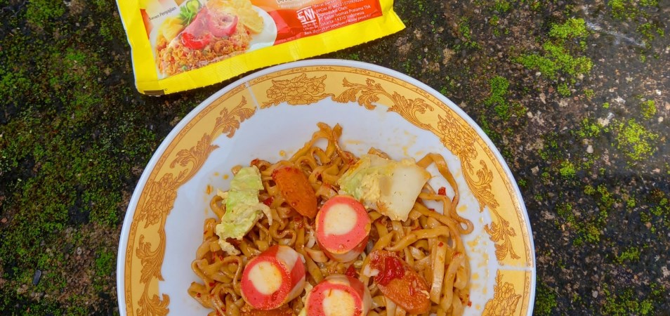 Mie Goreng Sawi Telur Twister