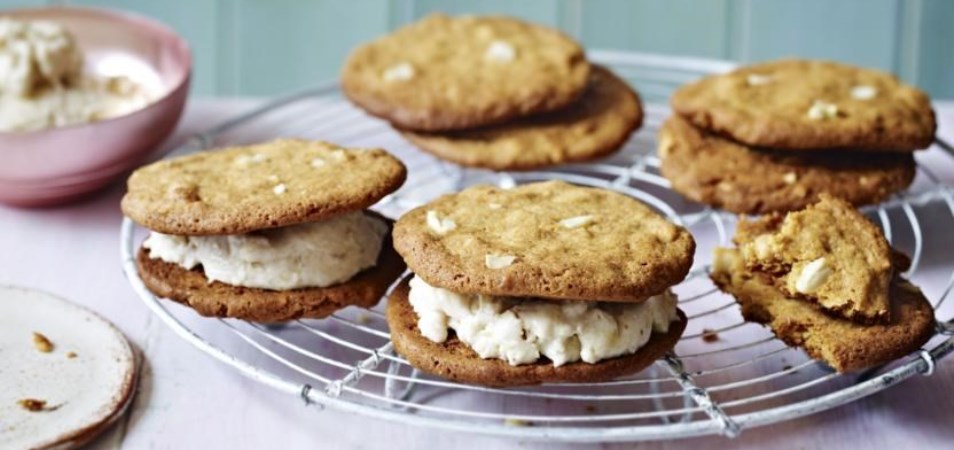 Peanut Butter Cookies with Banana Ice Cream