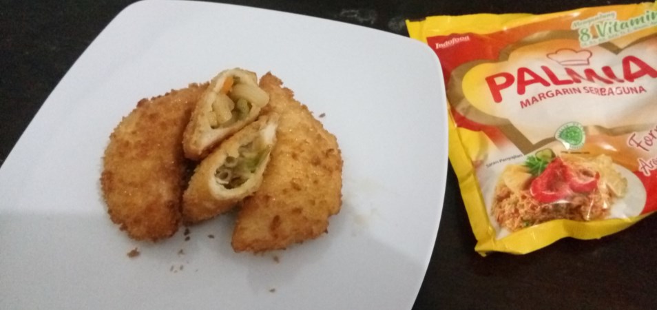 Roti goreng isi sayur dan makaroni