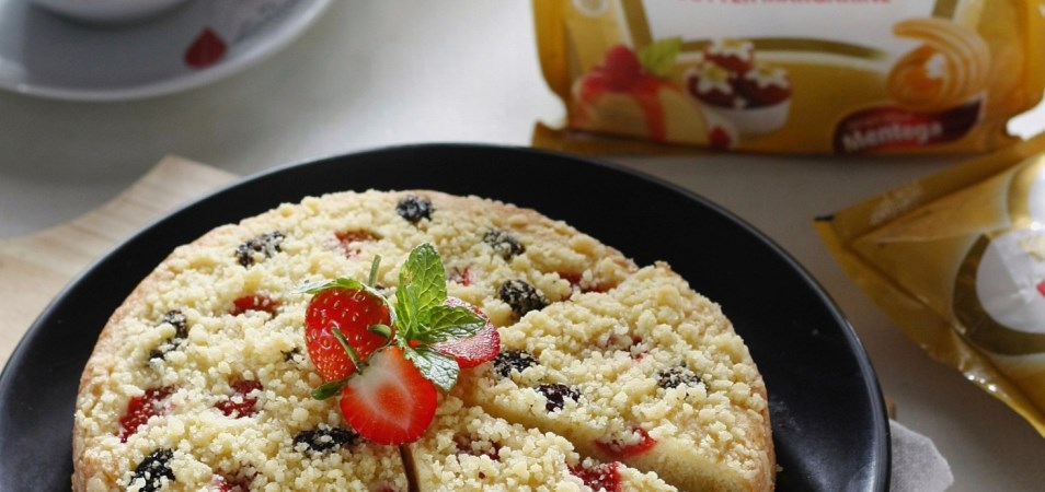 Raisin Strawberry Crumble Cake