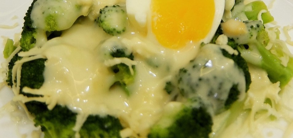 Brokoli saus keju