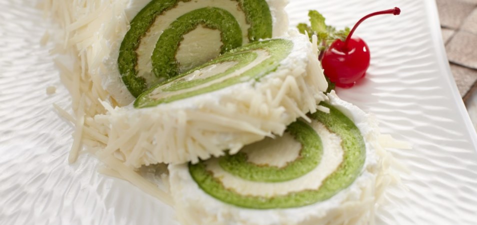 PANDAN CHEESE CAKE ROLL