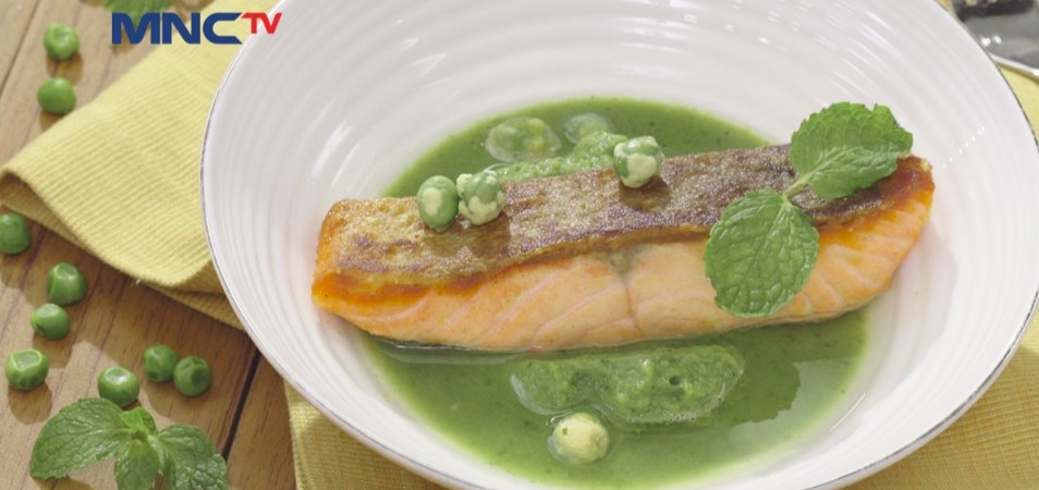 PEA PUREE AND CRISPY SALMON