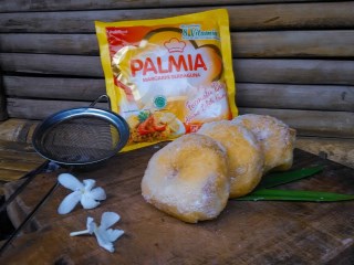 Donat Palmia Margarin Bertabur Tepung Gula