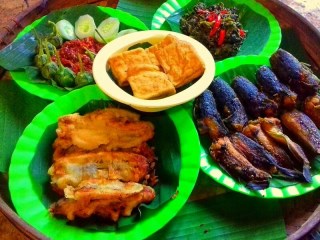 Pecel Lele sambal lalap