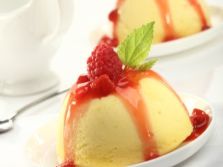 CHEESE CAKE WITH BERRY SAUCE