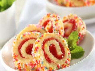 KUE STRAWBERRY GULUNG