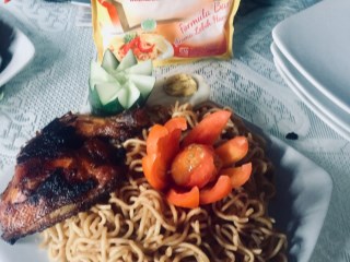 Mie Goreng dengan Ayam Bakar Palmia