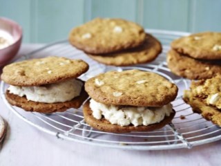 Peanut Butter Cookies with Banana Ice Cream