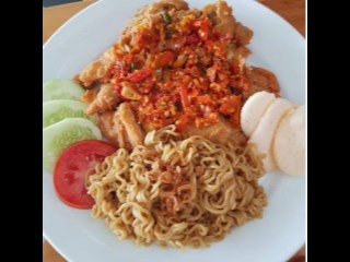 Mie Geprek (Mie + Ayam Geprek)