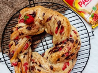 Chocco Berry Wreath Bread