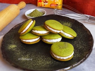 Matcha whoopie pie